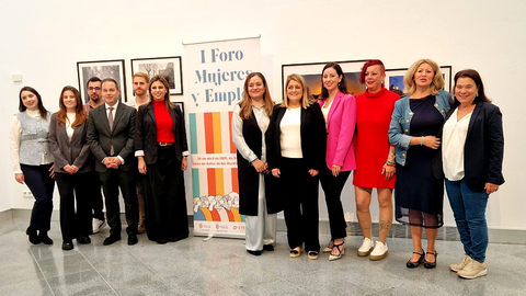 La consejera de Sanidad y Servicios Sociales junto a los ponentes del I Foro Mujeres y Empleo