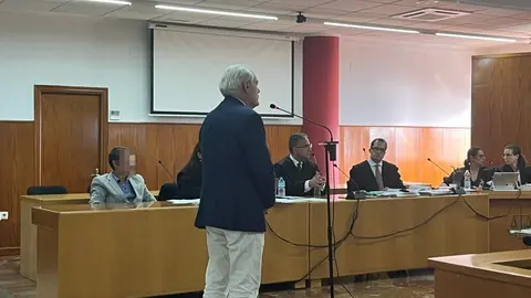  El doctor Cabrera durante su intervenci&oacute;n en el juicio. 