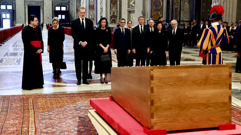La representaci&oacute;n espa&ntilde;ola frente al f&eacute;retro del Papa Francisco / Casa Real