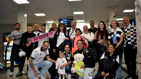 La afici&oacute;n de la Ad Ceuta FC pone rumbo a Madrid / Rafa B&aacute;ez