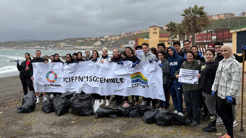 Jornada de limpieza de pl&aacute;sticos en varias playas de Ceuta, del Centro Integrado de Formaci&oacute;n Profesional N&ordm;1 / Cedida