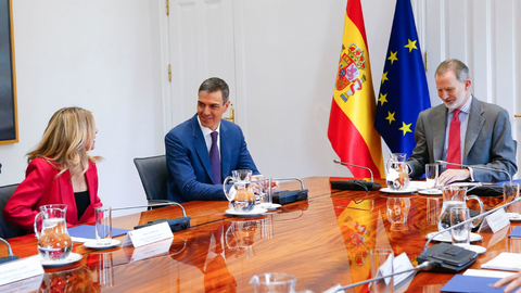 El presidente del Gobierno, Pedro S&aacute;nchez, junto al rey Felipe VI y la vicepresidenta segunda, Yolanda D&iacute;az, durante la reuni&oacute;n. | Pool Moncloa/Fernando Calvo. La Moncloa, Madrid - 29.4.2025