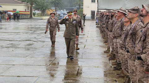 El Comandante General de Ceuta pasa revista tras recibir novedades del jefe del contingente formado por unidades de la COMGECEU / Cedida