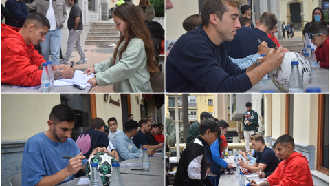 Firma de aut&oacute;grafos de los jugadores de la AD Ceuta FC / Rafa B&aacute;ez