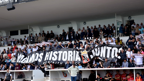 Afici&oacute;n caballa animando a la AD Ceuta FC en el Alfonso Murube. Foto: Rafa B&aacute;ez