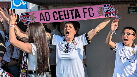 El Ceuta y su afici&oacute;n celebran el triunfo ante el M&eacute;rida. Foto: Rafa B&aacute;ez