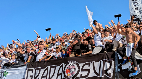 El Ceuta y su afici&oacute;n celebran el triunfo ante el M&eacute;rida. Foto: Rafa B&aacute;ez
