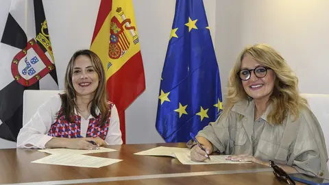 Rosa Founaud firma el convenio con Pilar Orozco