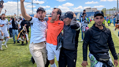 Rub&eacute;n D&iacute;ez celebra el ascenso en Fuenlabrada. Foto: Rub&eacute;n B&aacute;ez