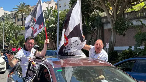 La afici&oacute;n de la AD Ceuta FC se lanza a las calles para celebrar el ascenso / Laura Ortiz