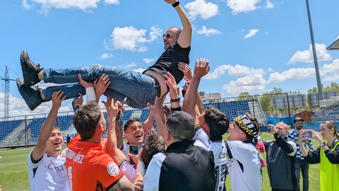 Jos&eacute; Juan Romero, manteado por sus futbolistas. Foto: Rub&eacute;n B&aacute;ez