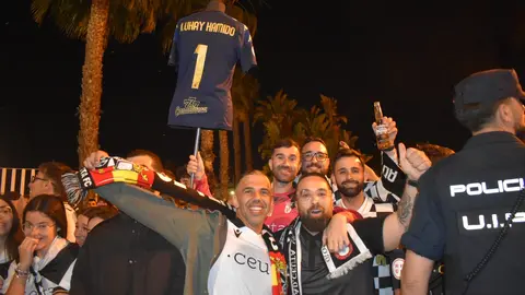 Multitudinaria celebraci&oacute;n del ascenso del Ceuta en la Estaci&oacute;n Mar&iacute;tima. Foto: Rafa B&aacute;ez