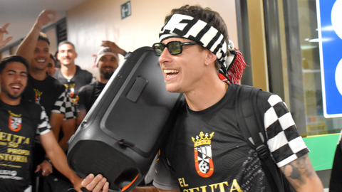 Dani Aquino a la llegada al Puerto de Ceuta  / Rafa B&aacute;ez