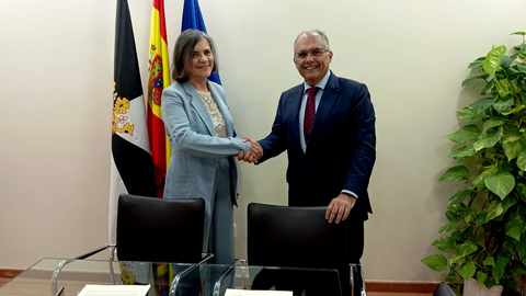 La Ciudad refuerza sus servicios de emergencias renovando sus convenios. En la imagen, el consejero de Presidencia con la presidenta del Colegio de Psic&oacute;logos