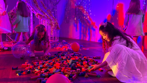 Actividad 'Jugar con la luz', en el Auditorio Revell&iacute;n / Alma Palomino