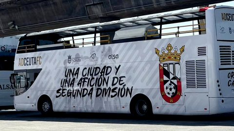 Autob&uacute;s descapotable donde celebrar&aacute;n los jugadores el ascenso 