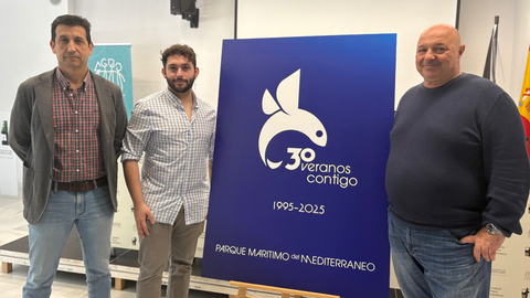 Juan Antonio Hidalgo, director general de Comercio, Turismo y Deporte, junto a Fran Paul de Torres, autor del logotipo, y Nicola Cecchi, consejero de Comercio, Turismo y Deportes  / Alma Palomino