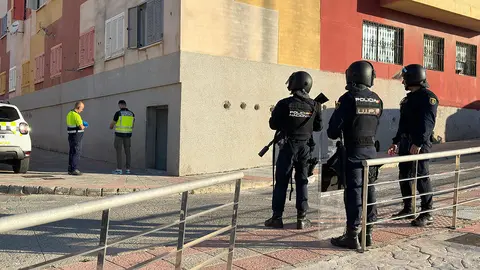 Agentes de la UIP durante un operativo en Ceuta / Mohammed Ettouileb
