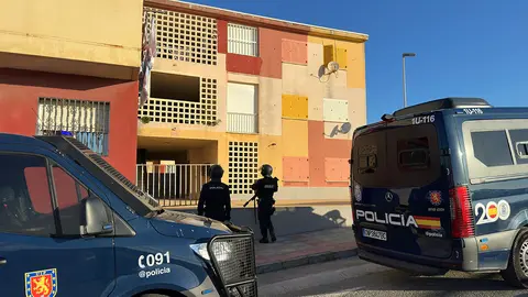 Agentes de la UIP durante una operaci&oacute;n policial en Loma Colmenar / Mohammed Ettouileb