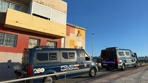 Furgones de la UIP durante una operaci&oacute;n en Loma Colmenar / Mohammed Ettouileb