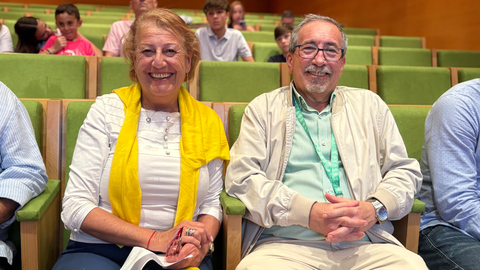 Rebeca Benarroch, directora general de Sanidad, junto a Marchante, m&eacute;dico y voluntario de AECC / Alma Palomino