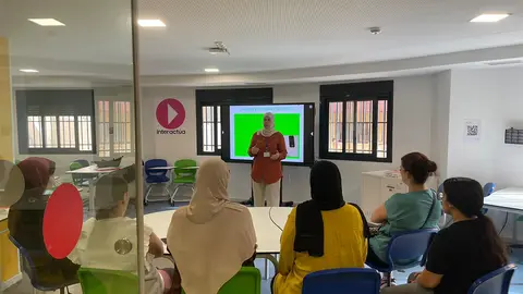 Charla sobre la adicci&oacute;n a los m&oacute;viles