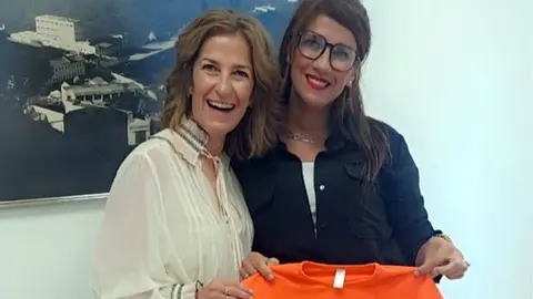 La directora general del INGESA, Isabel Mu&ntilde;oz (Izda) junto a Holaya Abdel-lah, Holaya Abdel-lah (Dcha), portavoz de TDAH Ceuta