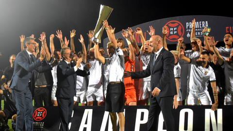 Aisar levanta la copa de Campe&oacute;n de Primera Federaci&oacute;n. Foto: Rafa B&aacute;ez