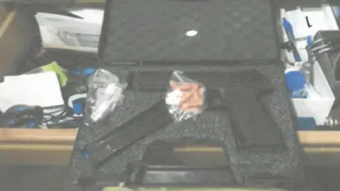  Pistola encontrada en la casa de Mohamed Mohamed Ali Duas. 