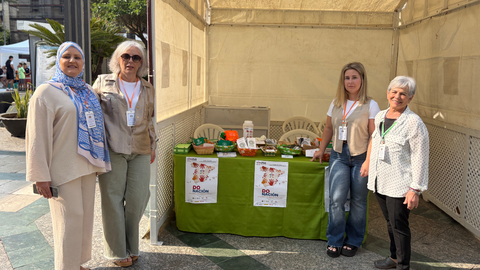 Stand informativo de la Asociaci&oacute;n para la Lucha Contra las Enfermedades Renales (ALCER) en Plaza de los Reyes / Alma Palomino
