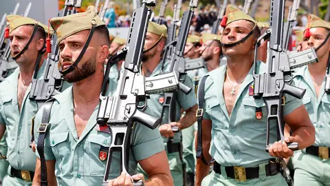 Desfile militar, presidido por SS.MM. los Reyes, con motivo del D&iacute;a de las Fuerzas Armadas en Santa Cruz de Tenerife. Fotos: Ruben Somonte/MDE