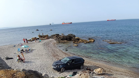 Uno de los coches ca&iacute;do en la playa