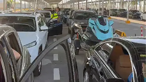Viajeros varados en el puerto