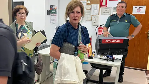 La ex consejera Mabel Deu y la ex delegada Salvadora Mateos en el juzgado / Archivo