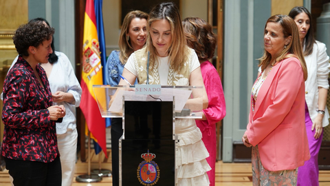La senadora del PP, Cristina D&iacute;az, durante la firma del manifiesto / PP