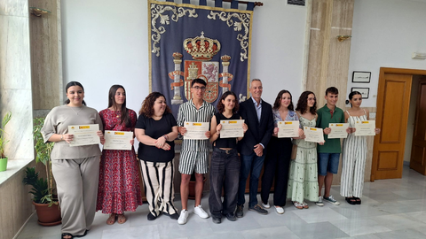 La delegada del Gobierno junto a los alumnos con mejores notas en selectividad