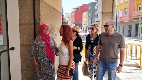 Visita del PSOE al Mercado de Hadu / C&eacute;sar Mart&iacute;n