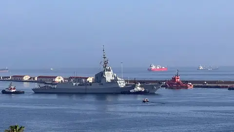 El Blas de Lezo abandona el puerto de Ceuta / Laura Ortiz