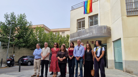 El equipo de la Delegaci&oacute;n del Gobierno posa con la badera arcoiris