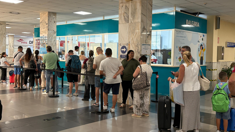 Cola en Balearia para adquirir billetes / Alma Palomino