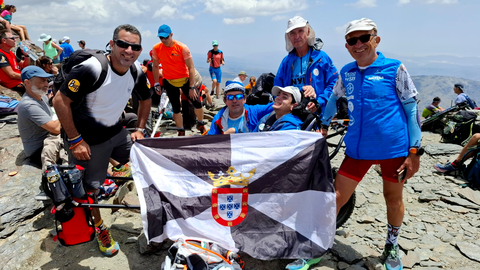 'El Capit&aacute;n Caballa' junto con su equipo de impulsores alcanza la cima del Mulhac&eacute;n 