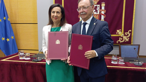 La ministra de Defensa y el presidente de la Ciudad durante la firma del convenio