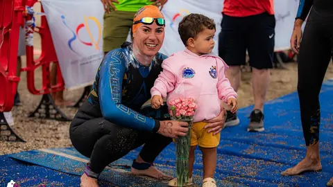 Ana Mancera, ganadora de la categor&iacute;a femenina de la Traves&iacute;a a Nado 'Vuelta al Hacho'. Imagen: Fot&oacute;grafos Solidarios