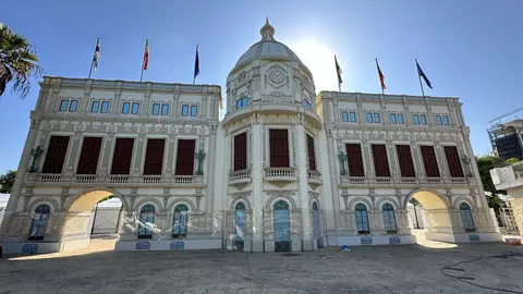 La portada de la Feria, instalada / Mohammed Ettouileb