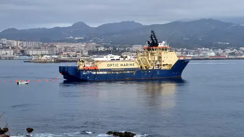 El barco encargado de tirar el cable trabaja ya frente a la playa de San Amaro / Laura Ortiz