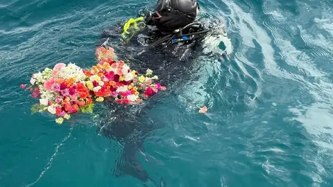 Ofrenda de flores submarina a la Virgen del Carmen del Pineo / P. B&aacute;ez