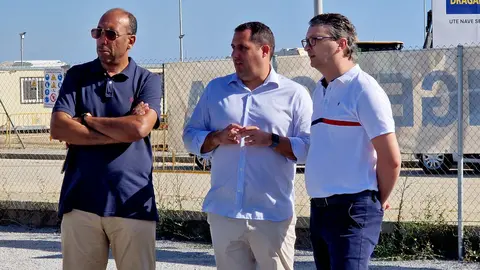 El consejero de Fomento, Medio Ambiente y Recursos Urbanos durante su visita a la explanada del Muelle de Poniente / Laura Ortiz