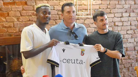 Presentaci&oacute;n de Matos y Bassinga como nuevos jugadores de la AD Ceuta FC (1)