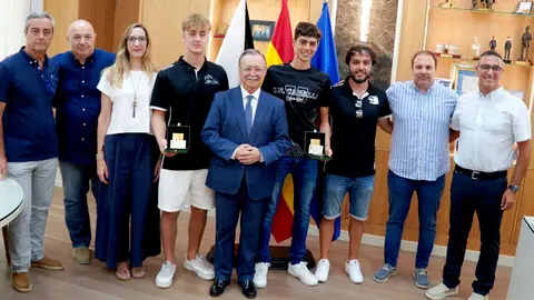 Vivas recibe a Manuel Matoso y Alejandro L&oacute;pez Gal&aacute;n tras sus &eacute;xitos en la piscina  (1)