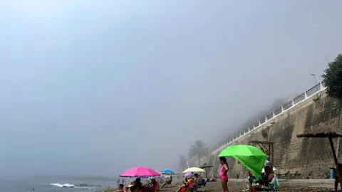 La niebla toma la playa del Chorrillo este s&aacute;bado